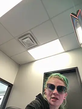 Snapshot of bluntbeautyxo chatting on 03-31-26, 01:33 bluntbeautyxo online show from 03-31-26, 01:33