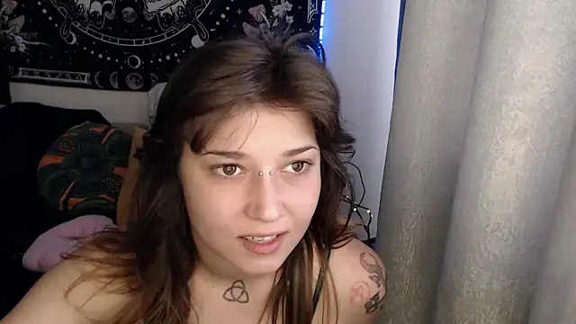 Snapshot of AlienforTwenty chatting on 06-08-26, 06:25 AlienforTwenty online show from 06-08-26, 06:25