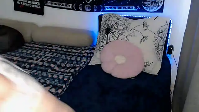 Snapshot of AlienforTwenty chatting on 07-10-26, 10:29 AlienforTwenty online show from 07-10-26, 10:29
