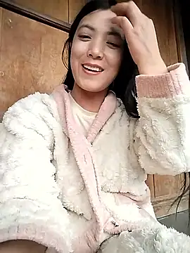 Snapshot of Maylyly_k2 chatting on 12-18-25, 02:06 Maylyly k2 online show from 12-18-25, 02:06