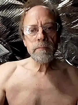 Snapshot of Quebec46 chatting on 12-17-25, 04:24 Quebec46 online show from 12-17-25, 04:24