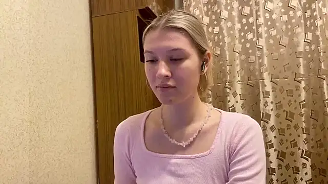 Snapshot of SkyeDavis chatting on 12-16-25, 08:14 SkyeDavis online show from 12-16-25, 08:14