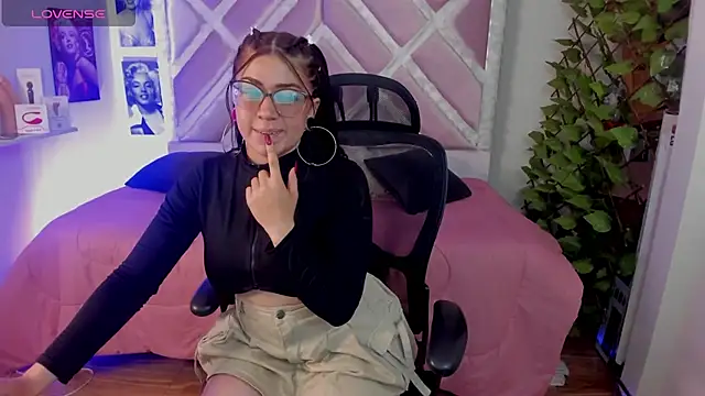 Snapshot of Sraemma chatting on 12-17-25, 10:27 Sraemma online show from 12-17-25, 10:27