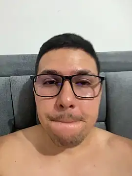 Snapshot of juanjr-1995- chatting on 12-15-25, 03:33 juanjr-1995- online show from 12-15-25, 03:33