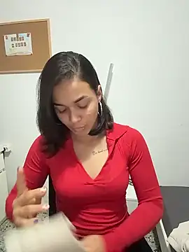 Snapshot of MiaMorenoo chatting on 01-13-26, 04:01 MiaMorenoo online show from 01-13-26, 04:01