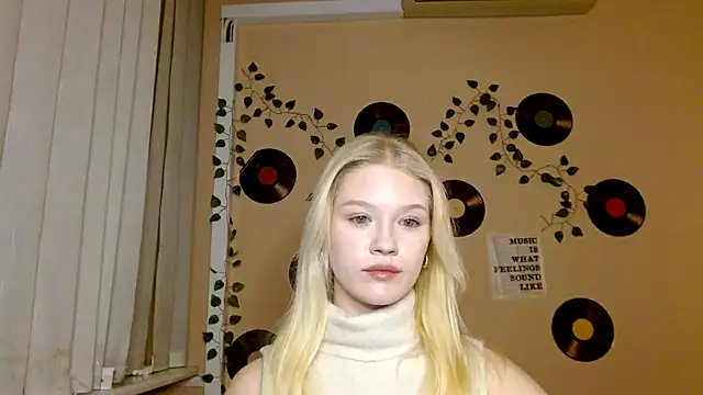 Snapshot of Aria__Moon chatting on 12-17-25, 02:56 Aria Moon online show from 12-17-25, 02:56