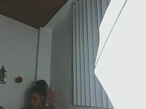 Snapshot of Valery__lovex chatting on 12-21-25, 11:01 Valery lovex online show from 12-21-25, 11:01