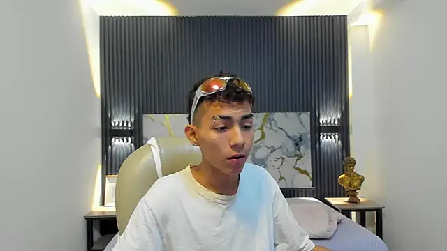 Snapshot of TaylerMiles chatting on 01-14-26, 03:01 TaylerMiles online show from 01-14-26, 03:01