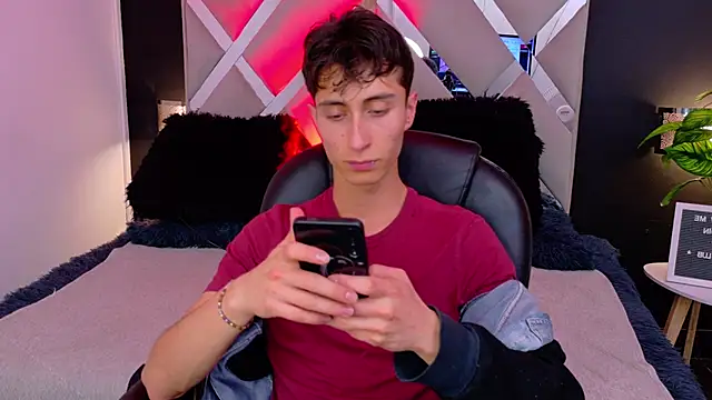 Snapshot of Ithan_Skin chatting on 12-17-25, 11:49 Ithan Skin online show from 12-17-25, 11:49