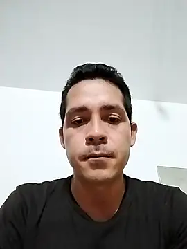 Snapshot of Chris_hot33 chatting on 12-18-25, 05:46 Chris hot33 online show from 12-18-25, 05:46