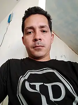 Snapshot of Chris_hot33 chatting on 12-18-25, 07:31 Chris hot33 online show from 12-18-25, 07:31