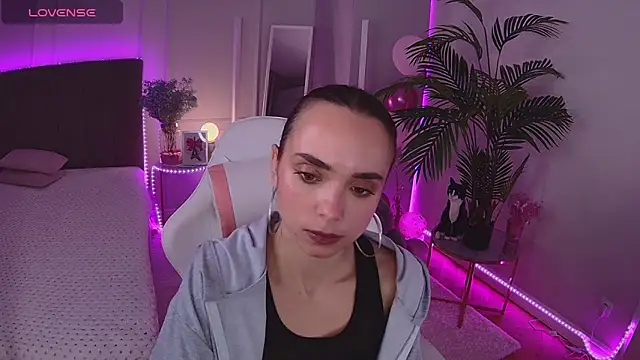 Snapshot of Dayana_Foxy chatting on 12-17-25, 08:53 Dayana Foxy online show from 12-17-25, 08:53