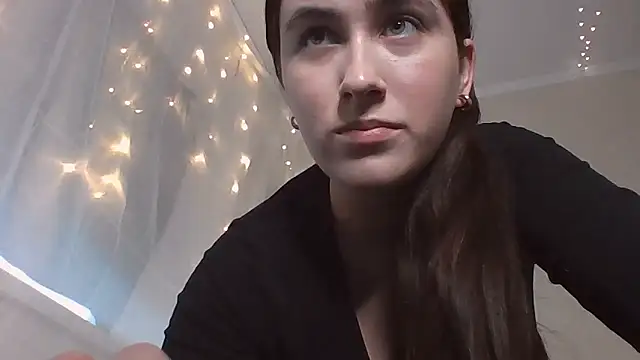 Snapshot of moonhigl chatting on 12-16-25, 12:21 moonhigl online show from 12-16-25, 12:21