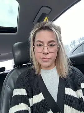 Snapshot of Roxi_Joy chatting on 04-01-26, 10:05 Roxi Joy online show from 04-01-26, 10:05