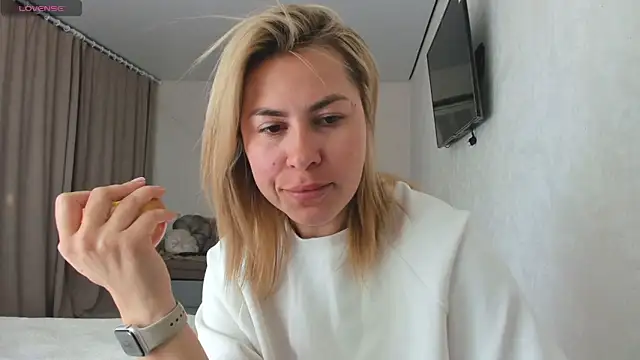 Snapshot of Roxi_Joy chatting on 05-15-26, 11:17 Roxi Joy online show from 05-15-26, 11:17