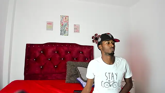 Snapshot of AllieyYZacks chatting on 12-19-25, 01:29 AllieyYZacks online show from 12-19-25, 01:29