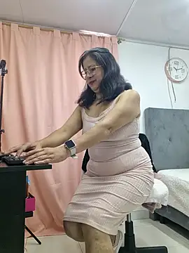Snapshot of christy_ant chatting on 06-16-26, 06:21 christy ant online show from 06-16-26, 06:21