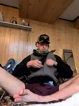 Snapshot of B8RHUNG chatting on 12-16-25, 10:37 B8RHUNG online show from 12-16-25, 10:37