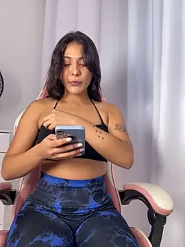 Snapshot of Laurapocah chatting on 12-18-25, 07:42 Laurapocah online show from 12-18-25, 07:42