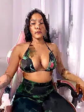 Snapshot of Laurapocah chatting on 12-19-25, 06:59 Laurapocah online show from 12-19-25, 06:59