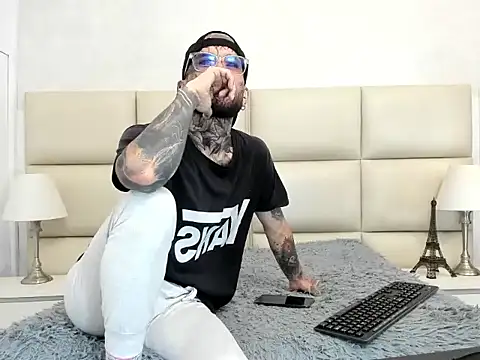 Snapshot of CalvinKorvus chatting on 12-18-25, 09:43 CalvinKorvus online show from 12-18-25, 09:43