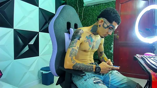 Snapshot of Boy_tatto77 chatting on 05-24-26, 11:37 Boy tatto77 online show from 05-24-26, 11:37