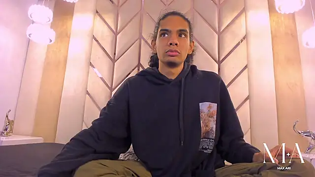 Snapshot of Max_Ari chatting on 01-11-26, 12:15 Max Ari online show from 01-11-26, 12:15