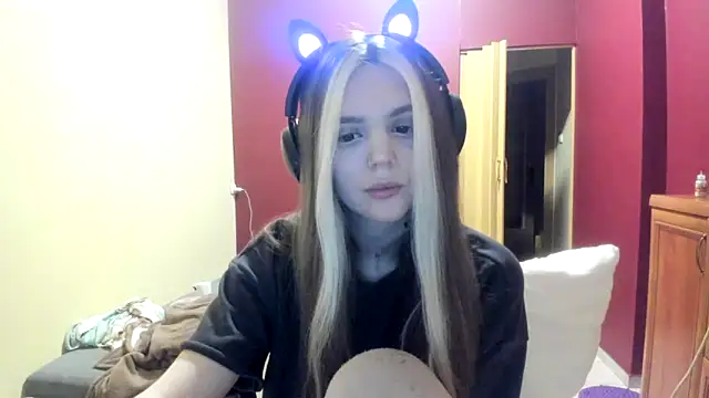 Snapshot of LunaAngell chatting on 12-21-25, 11:12 LunaAngell online show from 12-21-25, 11:12