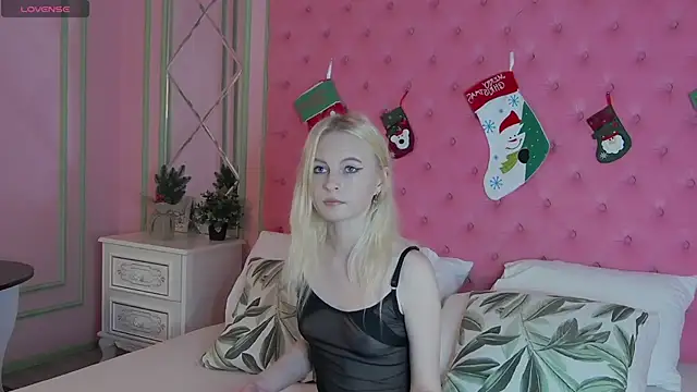 Snapshot of DaphneLewis chatting on 12-21-25, 01:18 DaphneLewis online show from 12-21-25, 01:18