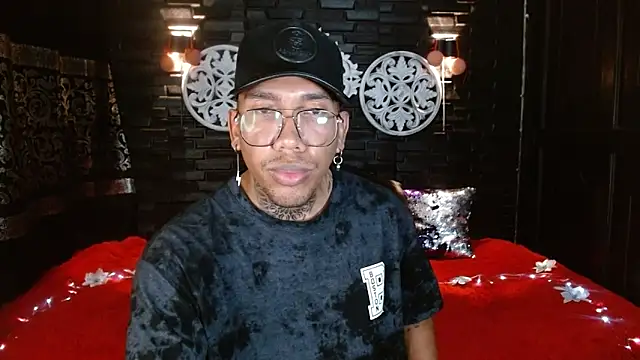 Snapshot of THIAN_KNOX chatting on 12-19-25, 05:53 THIAN KNOX online show from 12-19-25, 05:53