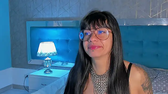 Snapshot of ValkiriaRaven chatting on 12-21-25, 01:07 ValkiriaRaven online show from 12-21-25, 01:07