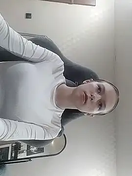 Snapshot of Yzi chatting on 12-22-25, 08:33 Yzi online show from 12-22-25, 08:33