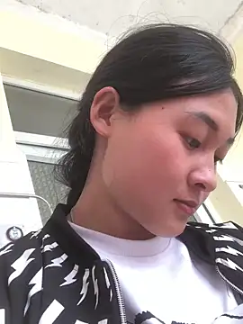 Snapshot of Bayyy-- chatting on 12-21-25, 06:31 Bayyy-- online show from 12-21-25, 06:31