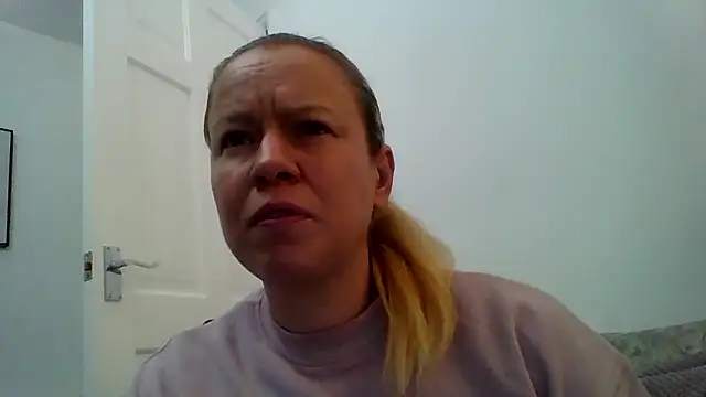 Snapshot of jennyblondeuk chatting on 01-09-26, 08:54 jennyblondeuk online show from 01-09-26, 08:54