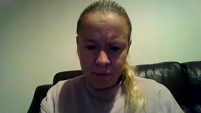 Snapshot of jennyblondeuk chatting on 01-12-26, 04:45 jennyblondeuk online show from 01-12-26, 04:45
