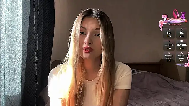 Snapshot of EmllyLighty chatting on 02-11-26, 08:41 EmllyLighty online show from 02-11-26, 08:41