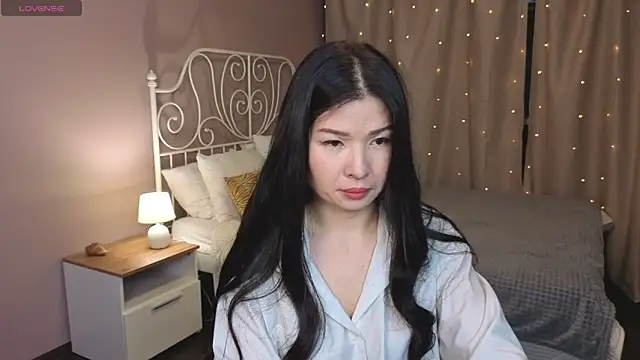 Snapshot of Lea_Apple chatting on 06-17-26, 12:13 Lea Apple online show from 06-17-26, 12:13