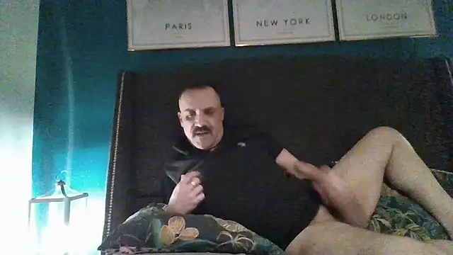 Snapshot of MARCUSL79 chatting on 12-22-25, 04:09 MARCUSL79 online show from 12-22-25, 04:09