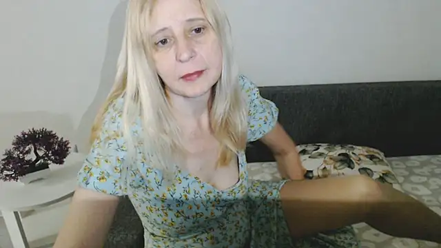 Snapshot of MiLenaMilf chatting on 03-21-25, 03:33 MiLenaMilf online show from 03-21-25, 03:33