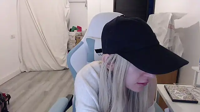 BarbieBlondieGirl online show from 02-18-26, 06:04