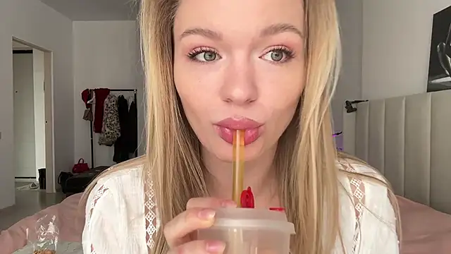 Snapshot of Missfit_ chatting on 01-11-26, 08:41 Missfit online show from 01-11-26, 08:41