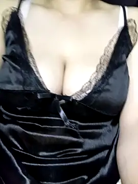 Snapshot of Merrylinh chatting on 02-17-26, 09:06 Merrylinh online show from 02-17-26, 09:06