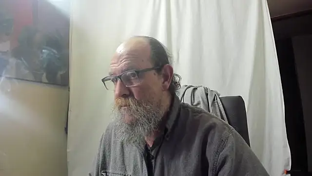 Snapshot of Uncle_Hottie chatting on 01-05-26, 11:41 Uncle Hottie online show from 01-05-26, 11:41