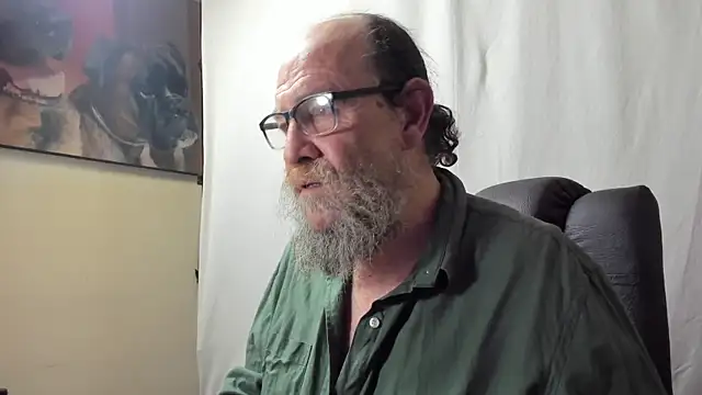 Snapshot of Uncle_Hottie chatting on 01-10-26, 05:48 Uncle Hottie online show from 01-10-26, 05:48