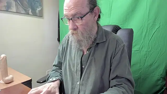 Snapshot of Uncle_Hottie chatting on 03-12-26, 04:13 Uncle Hottie online show from 03-12-26, 04:13