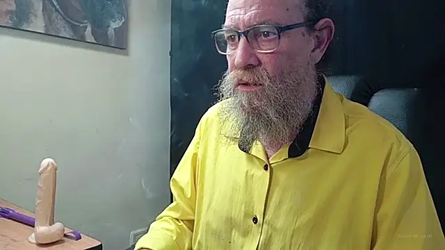 Snapshot of Uncle_Hottie chatting on 03-26-26, 06:35 Uncle Hottie online show from 03-26-26, 06:35
