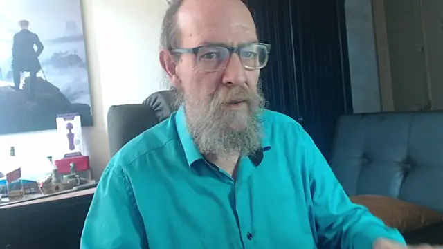 Snapshot of Uncle_Hottie chatting on 07-16-26, 04:24 Uncle Hottie online show from 07-16-26, 04:24