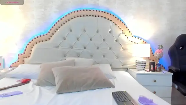 CintiaHolms online show from 04-17-26, 03:20