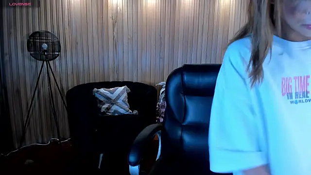 Snapshot of KayraLanne chatting on 07-18-26, 03:54 KayraLanne online show from 07-18-26, 03:54