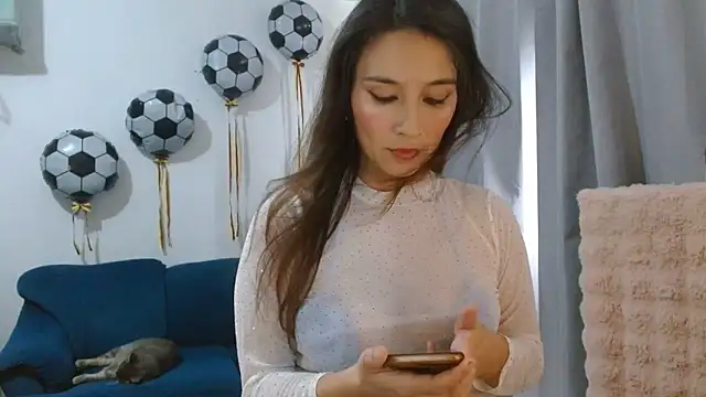 Snapshot of Almaglow_ chatting on 06-18-26, 05:28 Almaglow online show from 06-18-26, 05:28